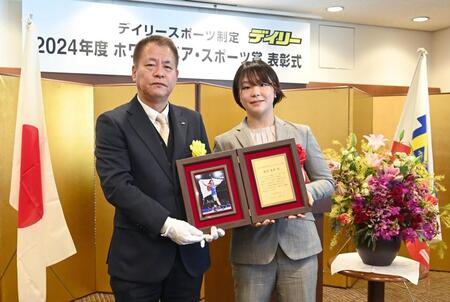 　記念の盾をデーリースポーツ・藤谷稔社長（左）から渡された藤波朱理（撮影・園田高夫）