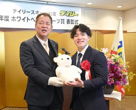 　白熊のぬいぐるみをデイリースポーツ・藤谷稔社長（左）から渡される岡慎之助（撮影・園田高夫）