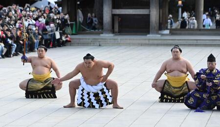 　奉納土俵入りを披露する横綱豊昇龍（中央）。太刀持ちは平戸海、露払いは明生（撮影・持木克友）