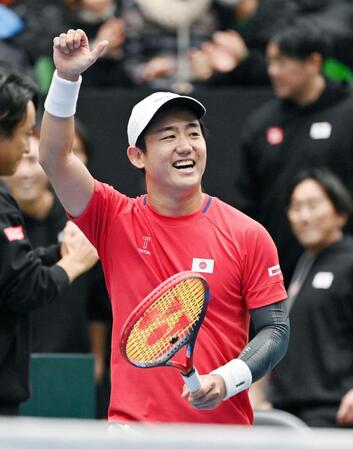 　シングルス第１試合で勝利し喜ぶ西岡良仁