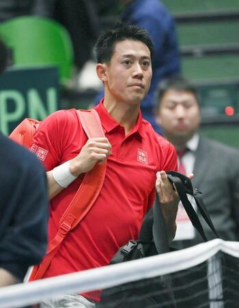 　シングルス第２試合で敗れ、引き揚げる錦織圭