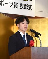 　喜びのスピーチをする岡慎之助（撮影・園田高夫）