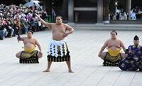 　奉納土俵入りを披露する横綱豊昇龍（中央）。太刀持ちは平戸海、露払いは明生（撮影・持木克友）