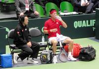 　第１セットで苦しい状況に追い込まれ、添田監督からアドバイス（左）を受ける錦織