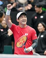 　シングルス第１試合で勝利し喜ぶ西岡良仁