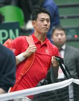 　シングルス第２試合で敗れ、引き揚げる錦織圭