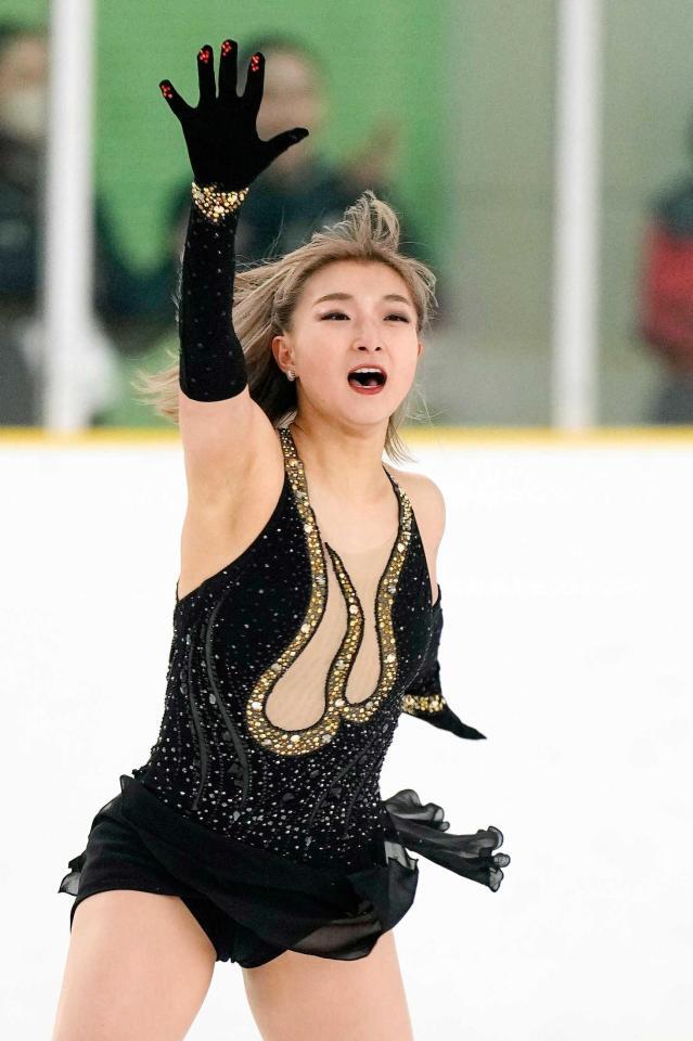 　成年女子フリーで演技する兵庫・坂本花織