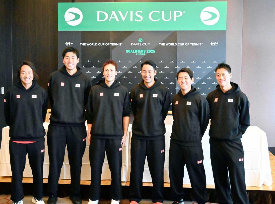 　男子テニスのデビス杯組み合わせ抽選後、記念撮影に応じる（右から）錦織圭、西岡良仁、（１人おいて）綿貫陽介、柚木武ら