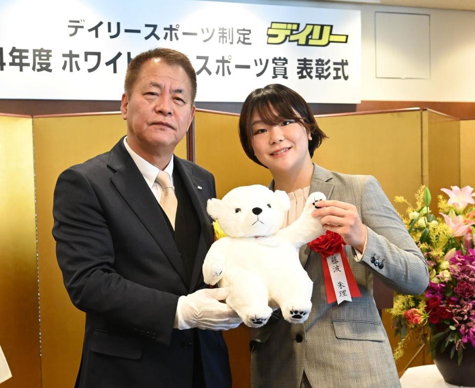 　デイリースポーツ・藤谷稔社長（左）と白熊のぬいぐるみを手にする藤波朱理（撮影・園田高夫）