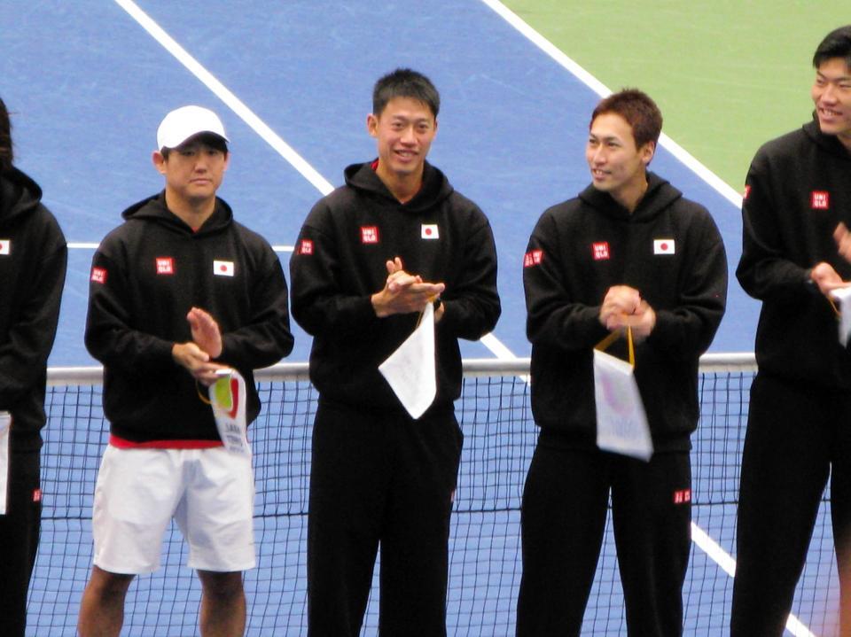 　デ杯の開会式に登場した（左から）西岡良仁、錦織圭、綿貫陽介、柚木武
