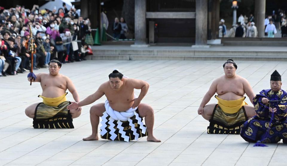 　奉納土俵入りを披露する横綱豊昇龍（中央）。太刀持ちは平戸海、露払いは明生（撮影・持木克友）