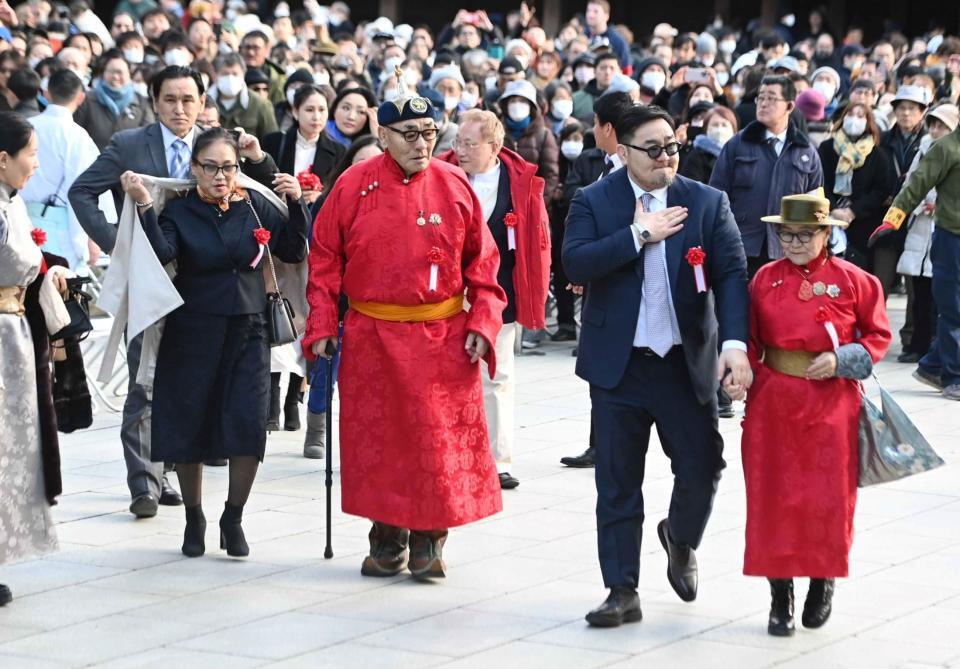 　横綱豊昇龍の土俵入りを見るため駆けつけた（左から）父親のスガラグチャーさん、母親のナルマンダフさんと元横綱朝青龍のドルゴルスレン・ダグワドルジ氏（右から２人目）＝撮影・持木克友