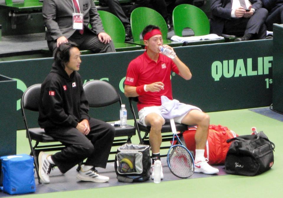 　第１セットで苦しい状況に追い込まれ、添田監督からアドバイス（左）を受ける錦織