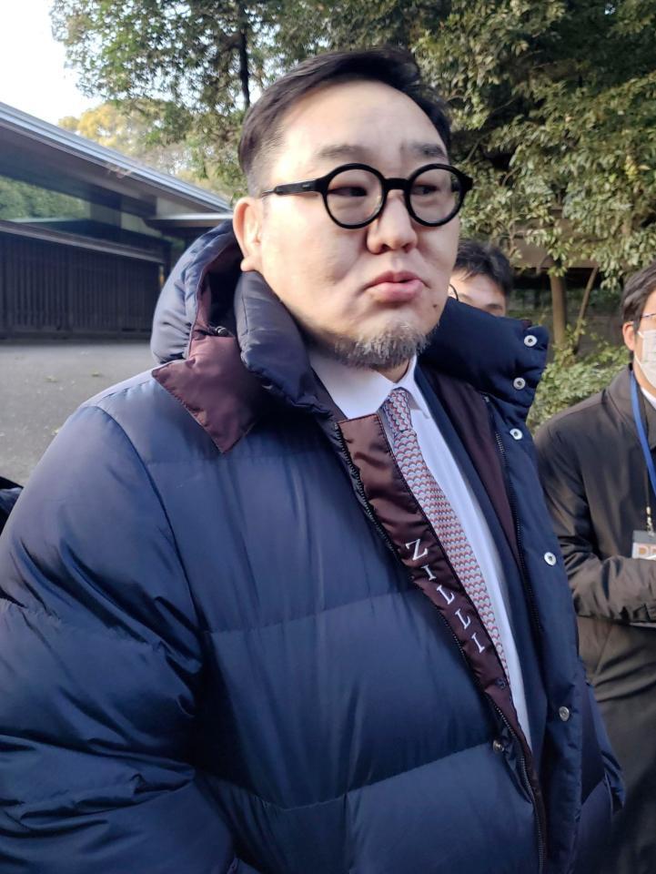 　奉納土俵入りを見守り、取材に応じる豊昇龍の叔父で元横綱朝青龍のドルゴルスレン・ダグワドルジさん