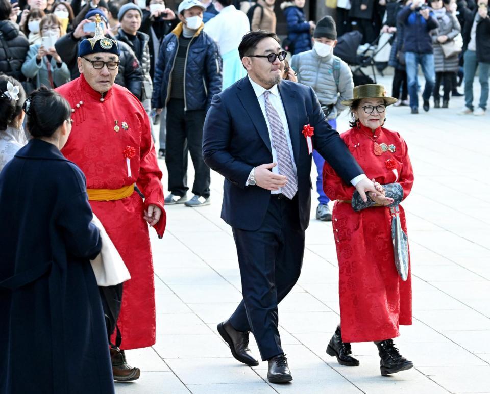 　奉納土俵入りを見守った、豊昇龍の叔父で元横綱朝青龍のドルゴルスレン・ダグワドルジさん（中央）ら