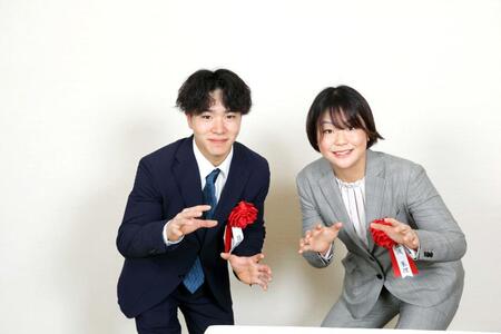 　レスリングのポーズを決める岡慎之助（左）と藤波朱理（撮影・西岡正）