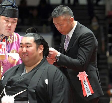 　徳勝龍（左）のまげにはさみを入れる内山高志氏（撮影・佐藤厚）