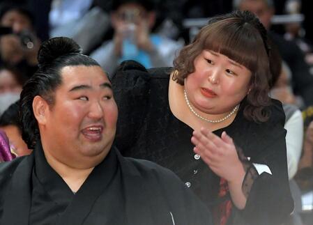 　顔を見合わせる徳勝龍（左）と３時のヒロイン・かなで（撮影・佐藤厚）