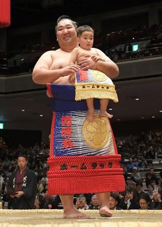 　２歳の息子と最後の土俵入りをする徳勝龍（撮影・佐藤厚）