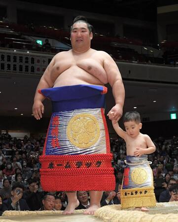　２歳の息子と最後の土俵入りをする徳勝龍（撮影・佐藤厚）