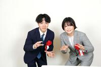 　レスリングのポーズを決める岡慎之助（左）と藤波朱理（撮影・西岡正）