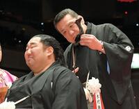 　徳勝龍のまげに止めばさみを入れる木瀬親方（撮影・佐藤厚）