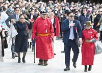 　横綱豊昇龍の土俵入りを見るため駆けつけた（左から）父のスガラグチャーさん、母のナルマンダフさん、祖父のドルゴルスレンさん、元横綱朝青龍のドルゴルスレン・ダグワドルジ氏、祖母のプルブバダムさん＝１月３１日