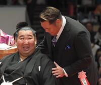 　徳勝龍（左）にねぎらいの言葉をかける松谷裕也氏（元松鳳山）＝撮影・佐藤厚