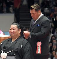　徳勝龍（左）のまげにはさみを入れる松谷裕也氏（元松鳳山）＝撮影・佐藤厚