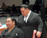 　徳勝龍（左）のまげにはさみを入れる打越奎也氏（元阿武咲）＝撮影・佐藤厚