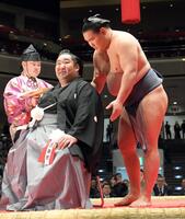 　徳勝龍（左）にねぎらいの言葉をかける豊昇龍（撮影・佐藤厚）