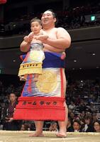 　２歳の息子と最後の土俵入りをする徳勝龍（撮影・佐藤厚）