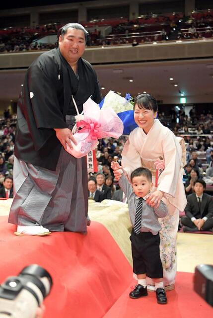 奥様も坊やも可愛くて素敵」断髪式終えた元徳勝龍 夫人、2歳長男と新