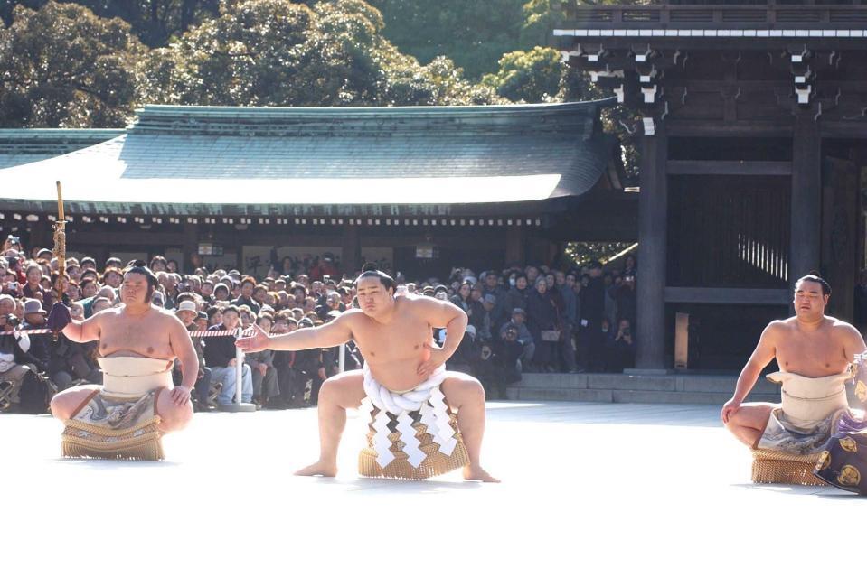 　横綱に昇進し、奉納土俵入りを行う朝青龍＝０３年１月３１日