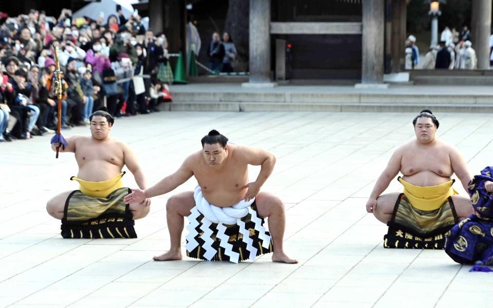 　奉納土俵入りを披露する横綱豊昇龍（中央）太刀持ちは平戸海、露払いは明生＝明治神宮（撮影・持木克友）