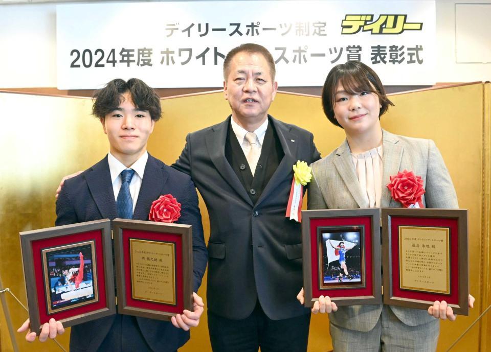 　デイリースポーツ・藤谷稔社長（中）に祝福される岡慎之助（左）と藤波朱理