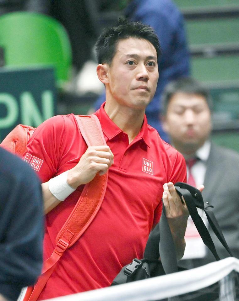 　シングルス第２試合で敗れ、引き揚げる錦織圭