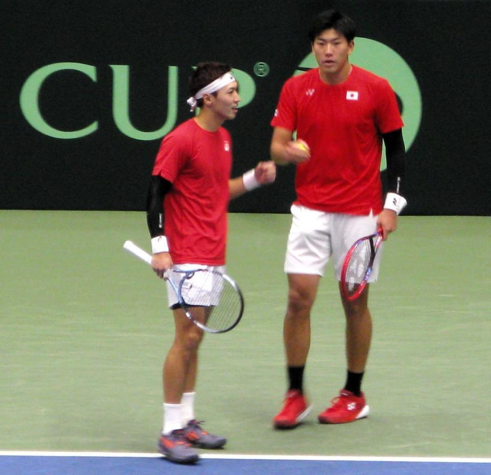 　英国の元世界１位ペア相手に奮戦した綿貫陽介（左）と柚木武