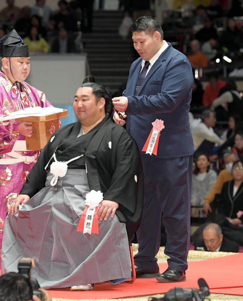 　徳勝龍（左）のまげにはさみを入れる佐久間貴之氏（元常幸龍）＝撮影・佐藤厚
