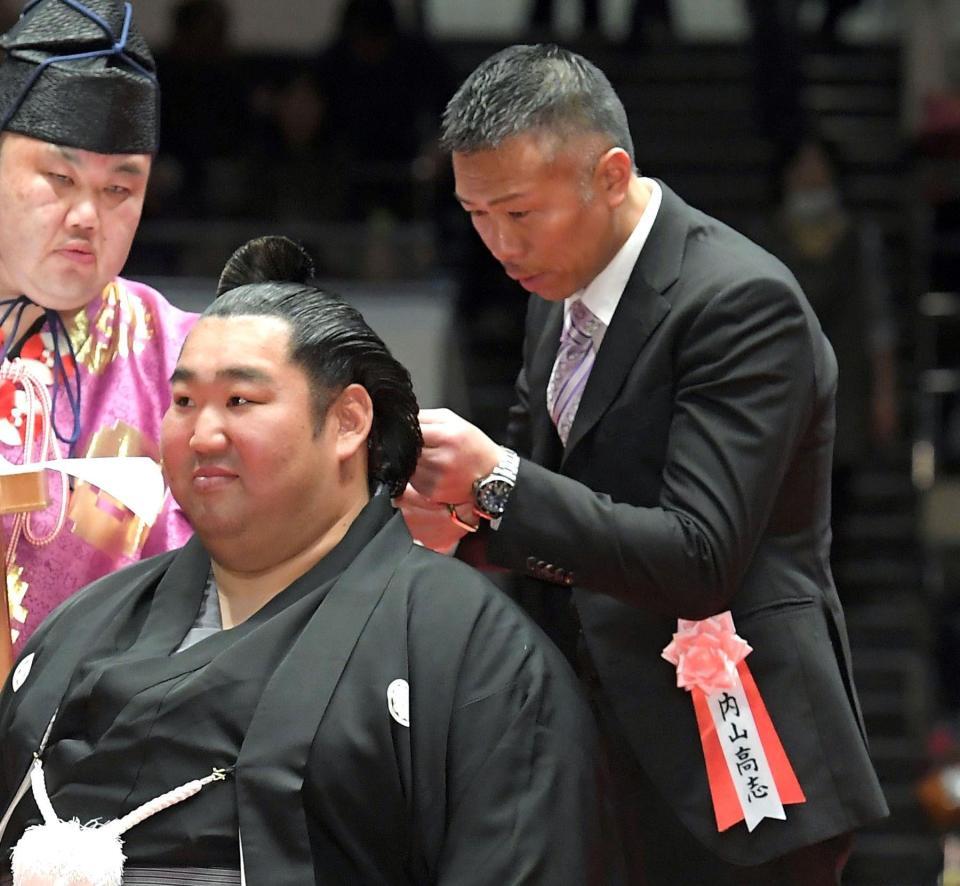 　徳勝龍（左）のまげにはさみを入れる内山高志氏（撮影・佐藤厚）