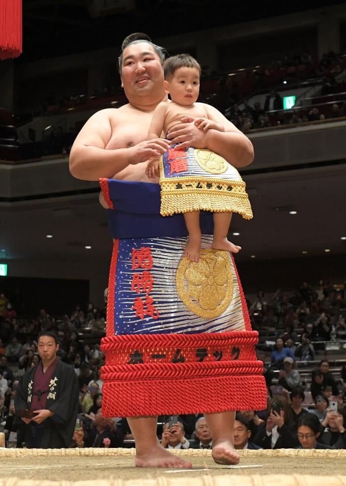 　２歳の息子と最後の土俵入りをする徳勝龍（撮影・佐藤厚）