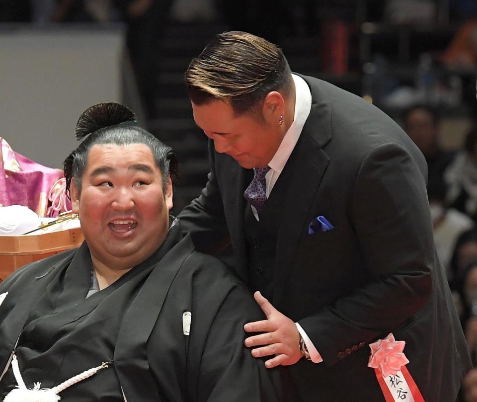 　徳勝龍（左）にねぎらいの言葉をかける松谷裕也氏（元松鳳山）＝撮影・佐藤厚
