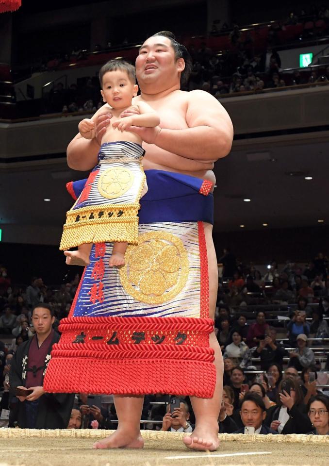 　２歳の息子と最後の土俵入りをする徳勝龍（撮影・佐藤厚）
