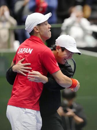 　英国に勝利し、抱き合って喜ぶ錦織圭（左）と西岡良仁