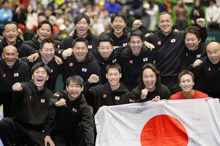 　予選２回戦進出を決め、笑顔で記念写真に納まる（前列左から）柚木武、西岡良仁、錦織圭、添田豪監督、綿貫陽介ら