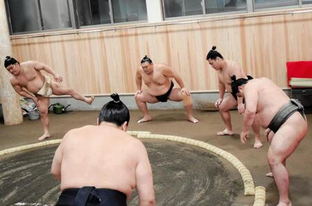 　移転先の稽古場で四股を踏む朝紅龍（奥左）と朝乃山（奥中央）ら