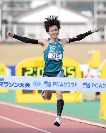 日本人首位の２位でゴールする若林宏樹
