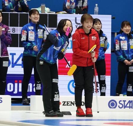 　ファーストストーンセレモニーを務めた秋元真夏。左は藤沢五月（撮影・金田祐二）