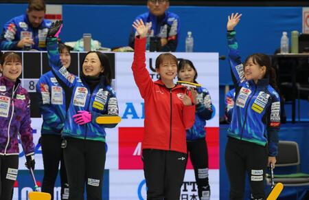 　ファーストストーンセレモニーを決めロコ・ソラーレの藤沢五月らと喜ぶ秋元真夏（撮影・金田祐二）
