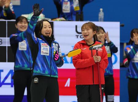 　ファーストストーンセレモニーを決めロコ・ソラーレの藤沢五月と喜ぶ秋元真夏（撮影・金田祐二）